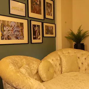  Apartment Luxury Centre Getaway - Prime Location Sleeps 7! United Kingdom